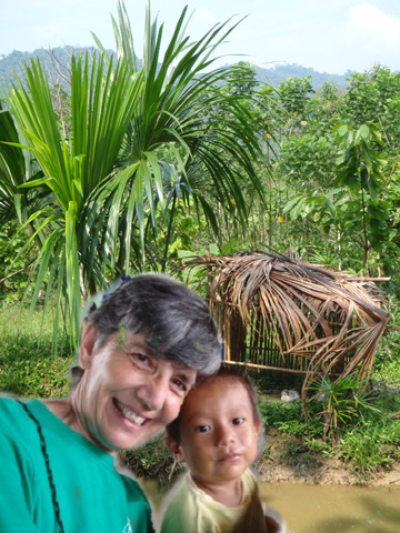 Carmen Gómez con un niño de la tribu 'awajun'.