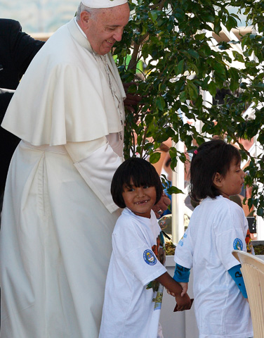 El Papa es recibido por niños en Palmasola.