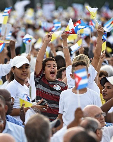 Unos niños reciben al Papa en la plaza de la Revolución de La Habana