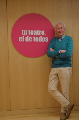 Albert Boadella, junto a un cartel promocional en los Teatros del Canal.
