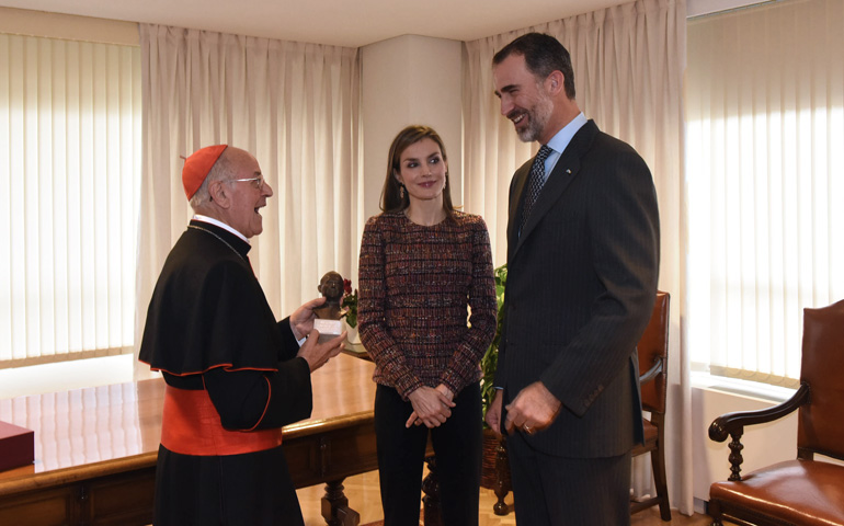 El cardenal Blázquez entrega a los reyes de España un regalo de parte de la Conferencia Episcopal