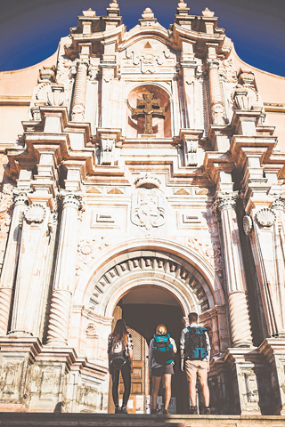 Tres jóvenes llegan a la basílica-santuario de Caravaca de la Cruz