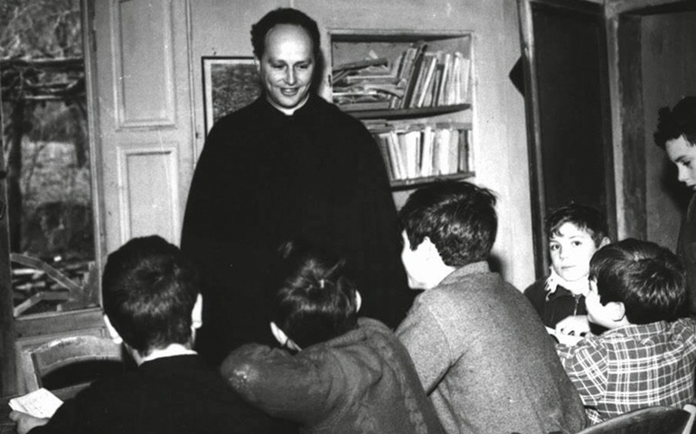 Lorenzo Milani con sus alumnos de la escuela de Barbiana, donde pasó los últimos años de su vida