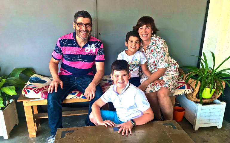 Miguel Ángel y Montse con Guille (en el centro) y Mario (agachado)