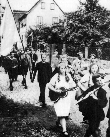 Guardini con un grupo de jóvenes católicos por las calles de Rothenfels