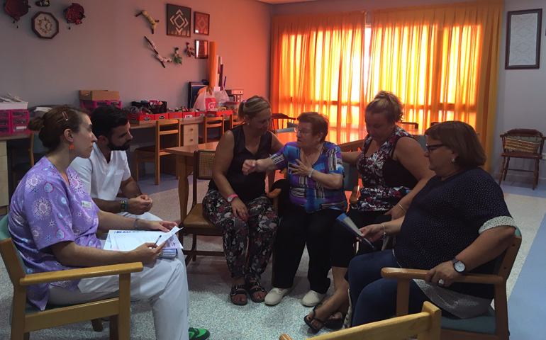 Una anciana elabora, en compañía de su familia y el persona, su historia y proyecto de vida