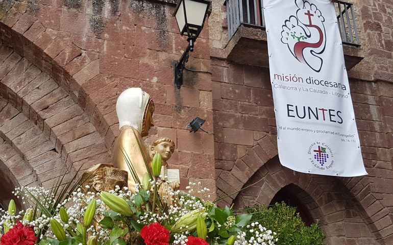 Procesión de la Virgen de la Valvanera con una balconera al fondo