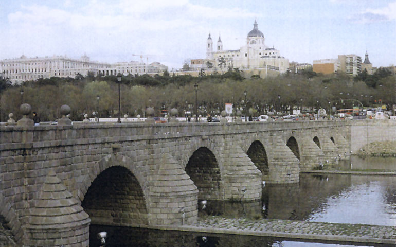 Panorámica actual de la 'cornisa de Madrid', con el Palacio Real y la nueva catedral de la Almudena