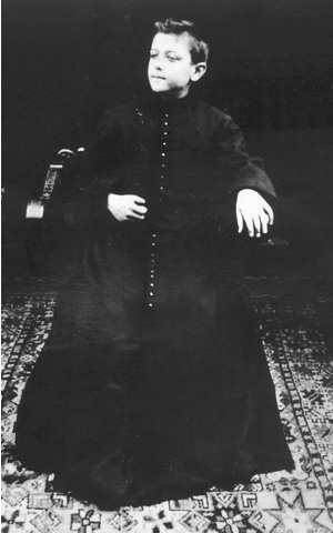 Bernanos, a los 9 años, en una representación teatral