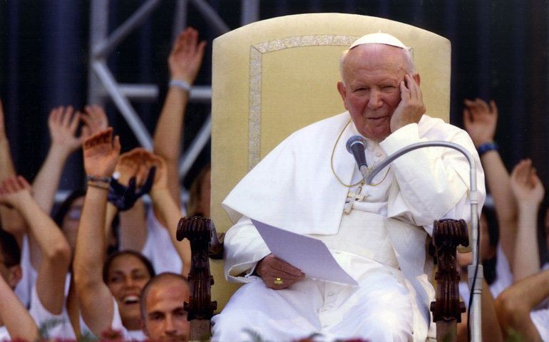 El Papa contempla emocionado cómo le saluda el millón de jóvenes reunidos en la plaza de San Pedro, el pasado 15 de agosto