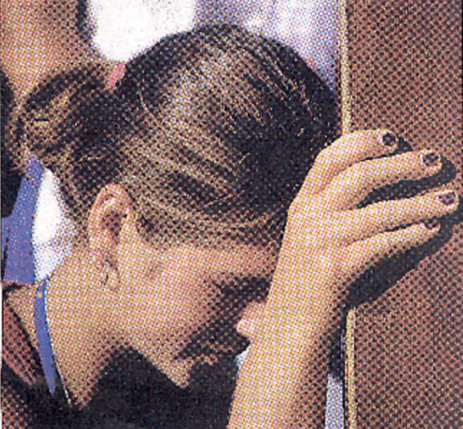 Una chica besa la Cruz colocada en el centro del Circo Masssino durante la XV Jornada Mundial de la Juventud