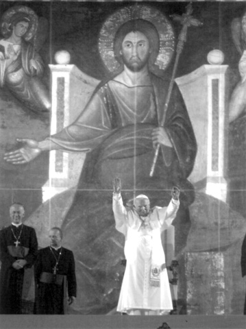 Juan Pablo II saluda a los más de dos millones de jóvenes, en la Vigilia del pasado 19 de agosto, en el campus de Tor Vergata