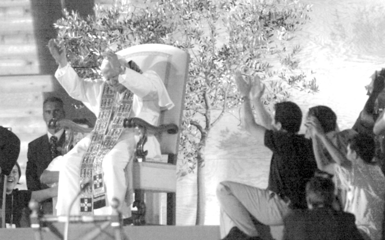 Juan Pablo II sigue el ritmo de la música durante la Vigilia del 19 de agosto en Tor Vergata