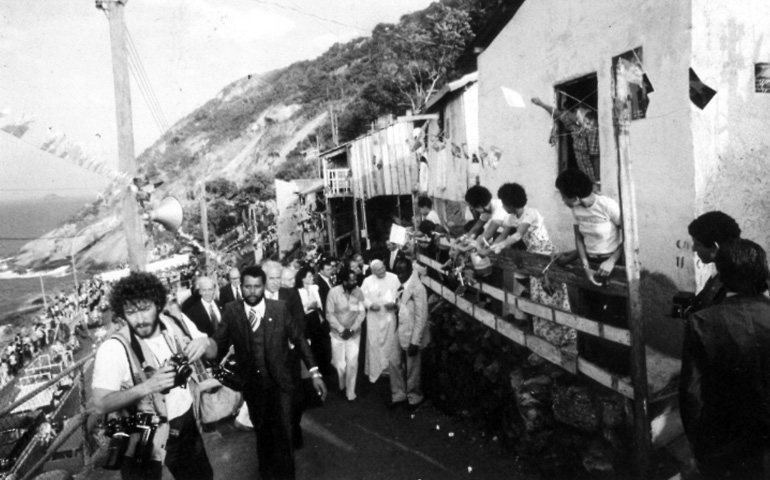 El vilipendio de los derechos fundamentales de tantas personas. El Papa visita un barrio de favelas en Brasil