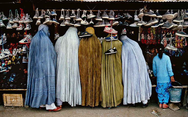 Mujeres afganas con burka, en el 2000