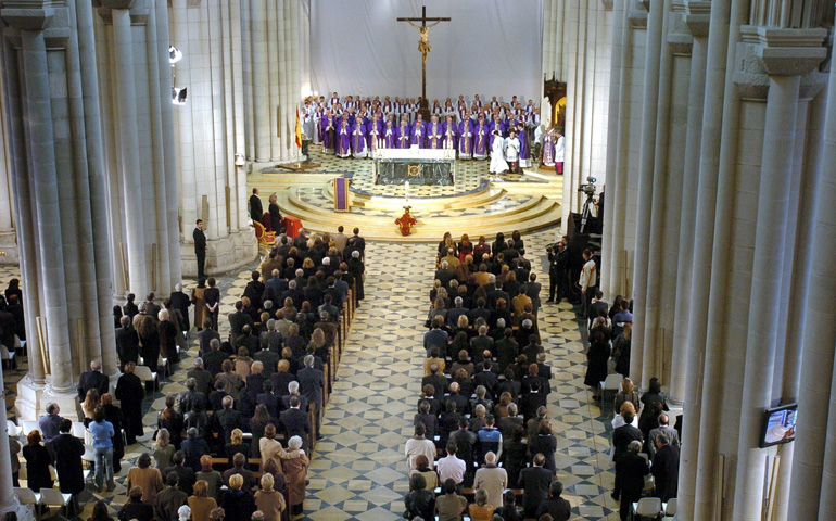 Un momento de la celebración en la catedral de la Almudena de la Misa de exequias por las víctimas de los atentados del 11 de marzo en Madrid