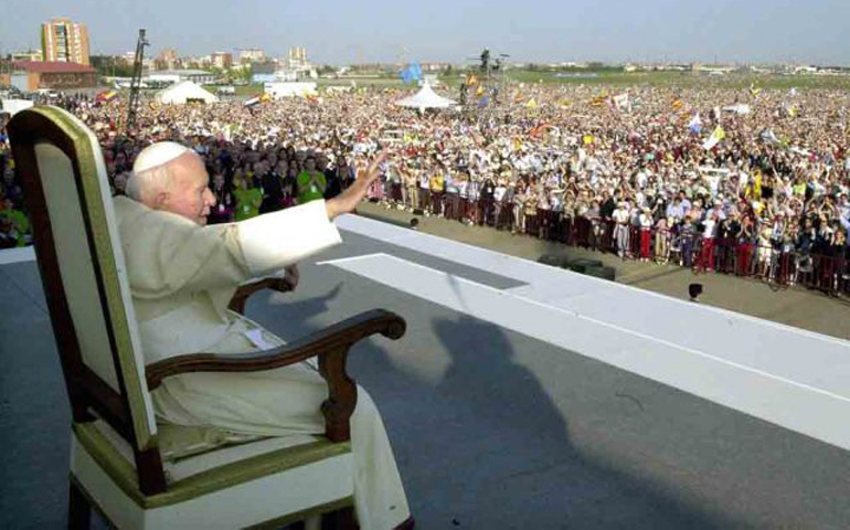 Juan Pablo II saluda a los jóvenes en Cuatro Vientos (3 de marzo de 2003)