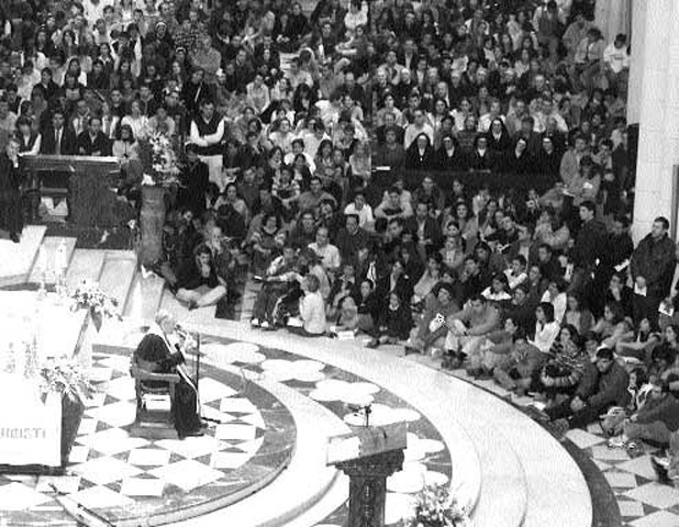 El cardenal arzobispo de Madrid durante una de las muchas vigilias de oración con los jóvenes en la catedral de la Almudena