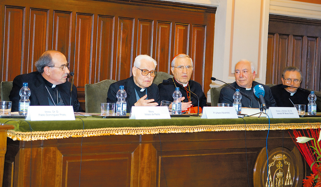Un momento de la presentación del libro. De izquierda a derecha: don Pablo Domínguez, decano de la Facultad de Teología San Dámaso; monseñor De Paolis, secretario del Supremo Tribunal de la Signatura Apostólica; el padre Urbano Navarrete; el cardenal Rouco; monseñor Francesco Coccopalmerio, presidente del Consejo Pontificio para los Textos Legislativos, y monseñor Stankiewicz, decano del Tribunal de la Rota Romana
