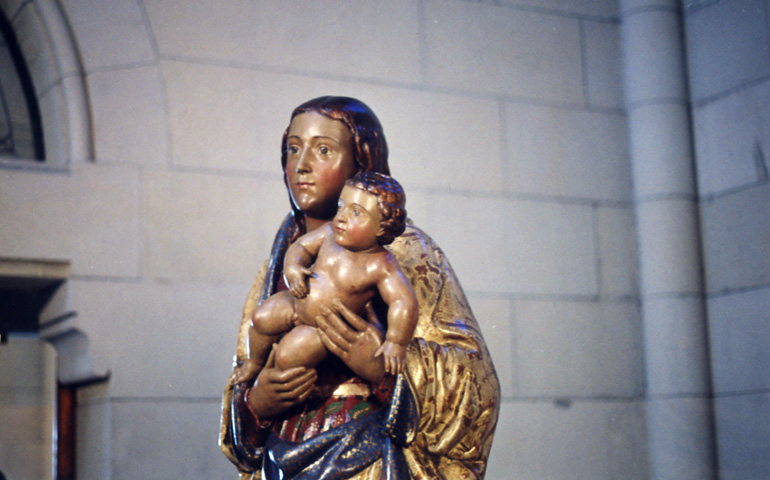 Imagen de la Almudena, sin la corona, a causa de su restauración