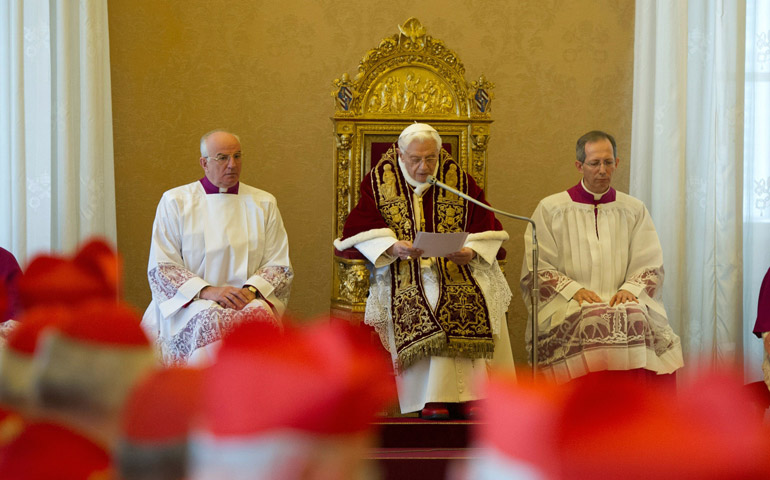 Benedicto XVI, durante su discurso de renuncia, ante un grupo de cardenales de la Iglesia