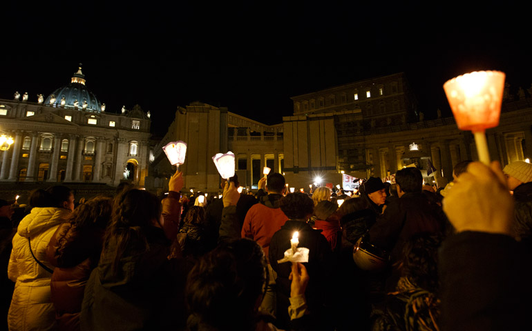 Vigilia de oración, en la plaza de San Pedro, la noche del 27 de febrero, víspera de su renuncia