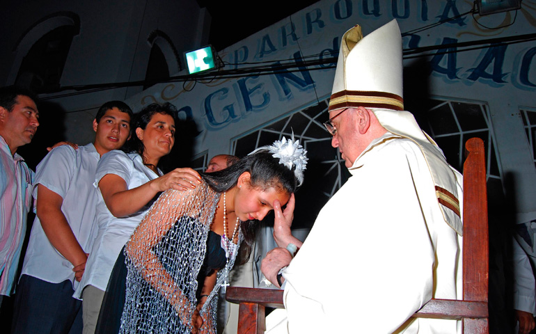 El cardenal Bergoglio confirma a unos jóvenes en la capilla de Nuestra Señora de Caacupé, en un barrio pobre de Buenos Aires, en 2012