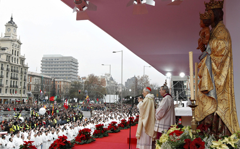 El cardenal Rouco durante la Misa de la fiesta de la Sagrada Familia, que presidió en la plaza de Colón el pasado año 2012