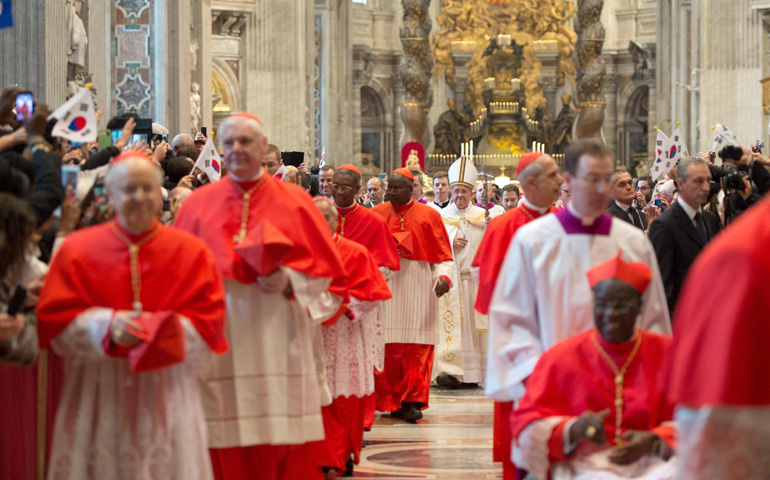 El Santo Padre, con algunos cardenales, en la basílica vaticana