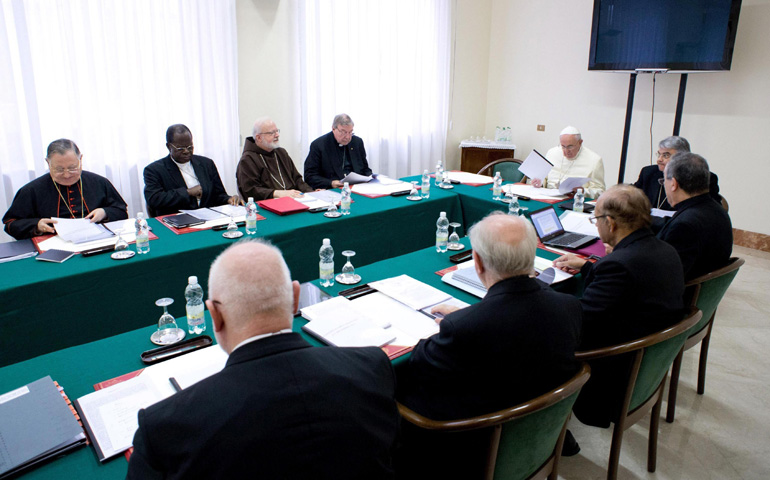 El Papa Francisco, con el Consejo de cardenales (el cardenal Pell es el primero a la derecha del Santo Padre)