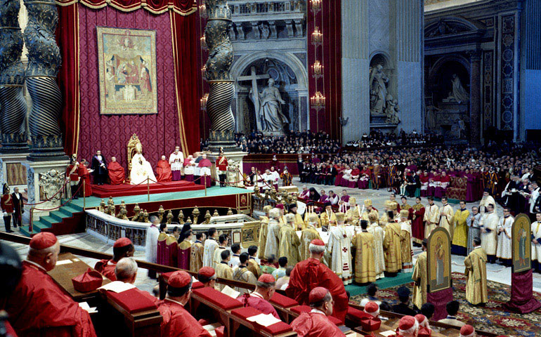 Sesión conciliar, presidida por Pablo VI