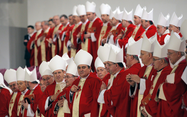Obispos españoles, durante la Misa celebrada por Benedicto XVI en la plaza del Obradoiro, junto a la catedral de Santiago