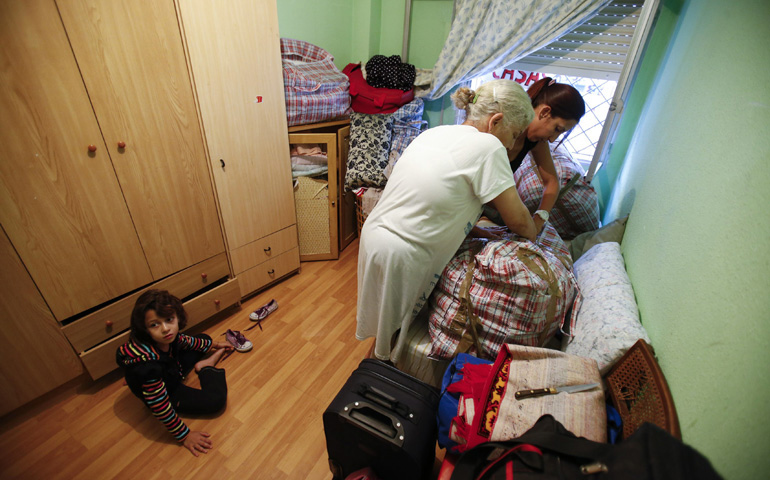 Una familia abandona su vivienda por un desahucio, el 9 de julio de 2012