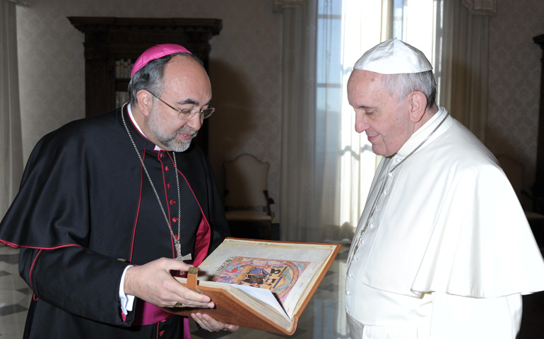 Monseñor Jesús Sanz regala al Papa el 'Libro de los Testamentos'