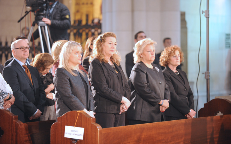 Las presidentas de las asociaciones de víctimas del terrorismo, durante la celebración del funeral en la catedral de Madrid