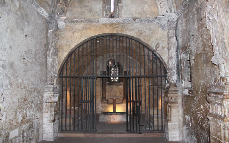 La Cámara Santa, vacía, antes de la restauración