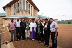 Anathalie atiende a los peregrinos que se acercan al santuario de Kibeho