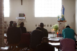 Peregrinos rezan en la capilla donde tuvieron lugar las primeras apariciones