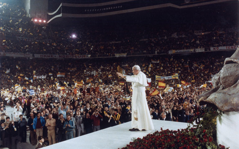Juan Pablo II se encuentra con los jóvenes en el estadio Santiago Bernabéu, de Madrid, durante su primera visita a España: 3 de noviembre de 1982