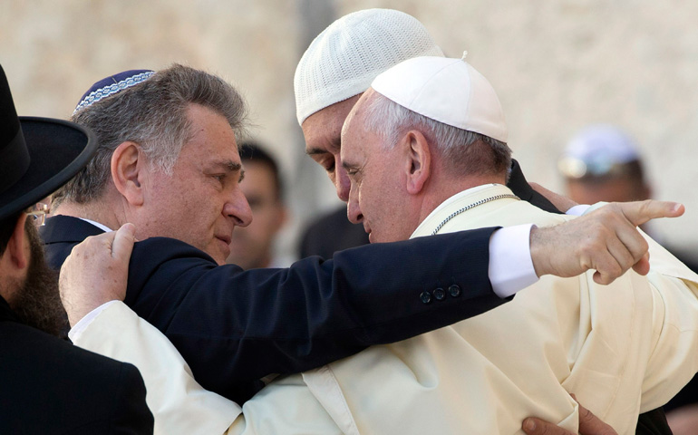El Papa Francisco abraza al rabino judío Abraham Skorka y al líder musulmán Omar Abboud, en el muro de las lamentaciones, de Jerusalén, el pasado lunes
