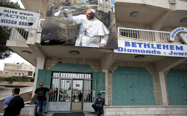 A la espera de la llegada del Papa Francisco a Tierra Santa, en un edificio de la avenida principal de Belén