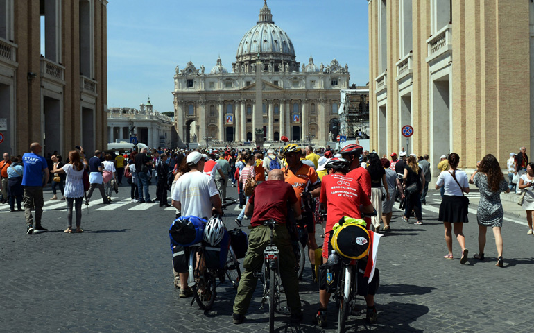 Los peregrinos van llegando a la Ciudad Eterna en los días previos a la canonización de los dos Papas