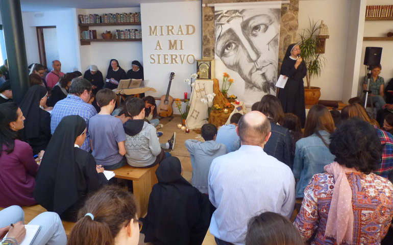 Encuentro: un momento de la vida de la comunidad agustina del monasterio de la Conversión, en Sotillo de la Adrada