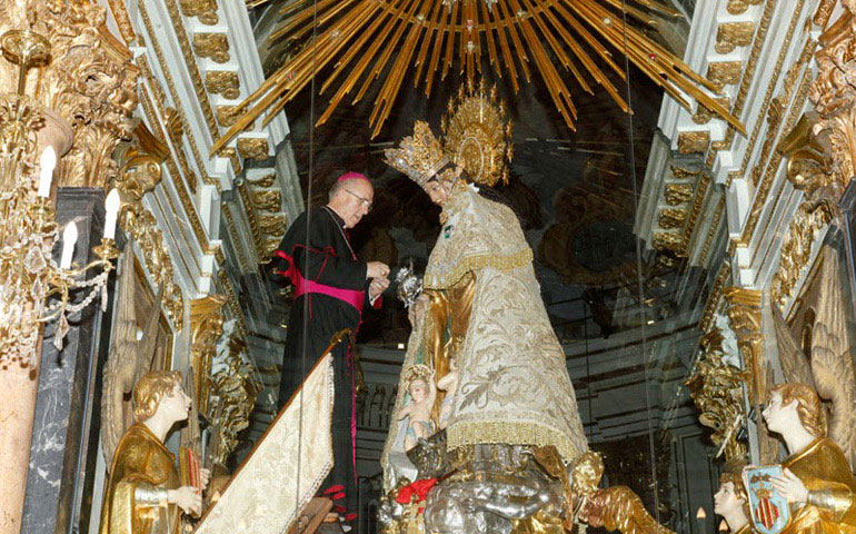 Carlos Osoro 'entrega' su cruz pectoral a la Virgen de los Desamparados