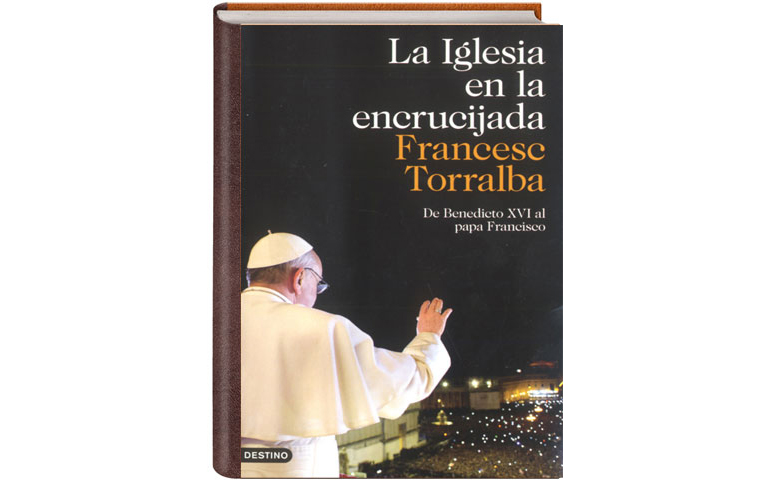 Portada de 'La Iglesia en la encrucijada. De Benedicto XVI al papa Francisco'