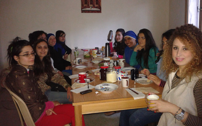 La hermana María de Nazareth y la hermana Mariam Mahabba,  en el desayuno diario con las estudiantes.