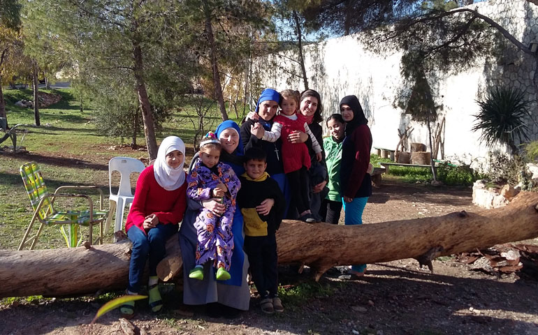La hermana María de Nazareth y la hermana Mariam Mahabba, con los más pequeños.
