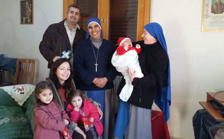La hermana María de Nazareth (a la derecha) y la hermana Mariam Mahabba, visitando una familia.