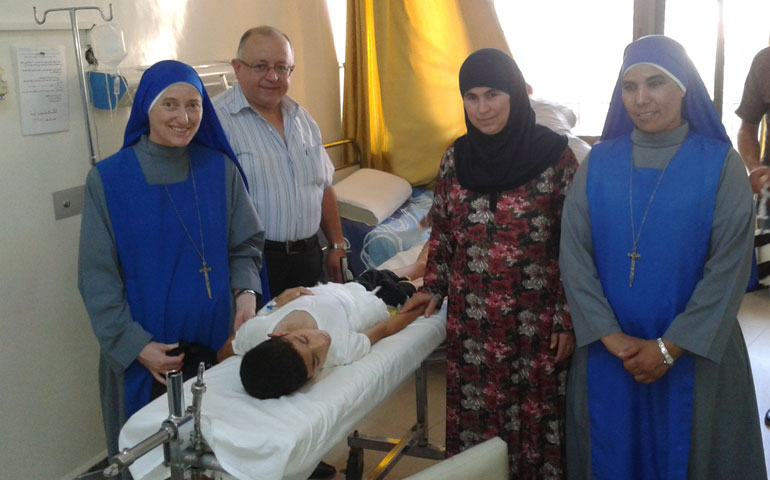 La hermana María de Nazareth y la hermana Mariam Mahabba, en el hospital.