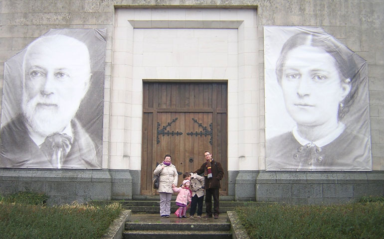 Carmen y su familia, en Lisieux (en los carteles, Louis y Zélie, padres de santa Teresita).